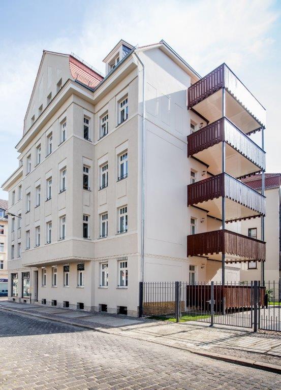 Sanierter Altbau mit Balkonanbau in ruhiger Straßenlage