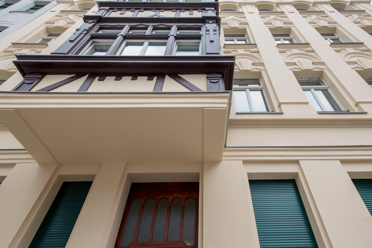 Untersicht einer denkmalgerecht sanierten Gründerzeitfassade