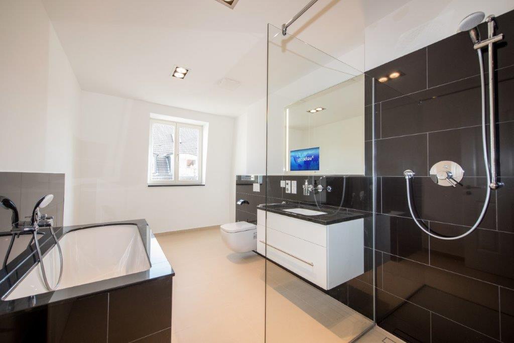 Modernes Tageslichtbad mit Wanne, Walk-in-Dusche und Waschtisch